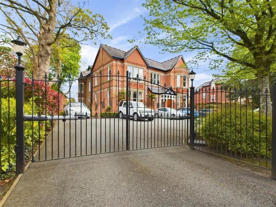 Upmarket Apartment In Ormskirk Exterior photo